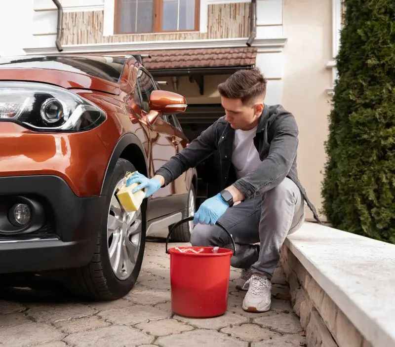 Lavage auto à domicile Saint-Georges-de-Reneins : professionnel intervenant sur un véhicule